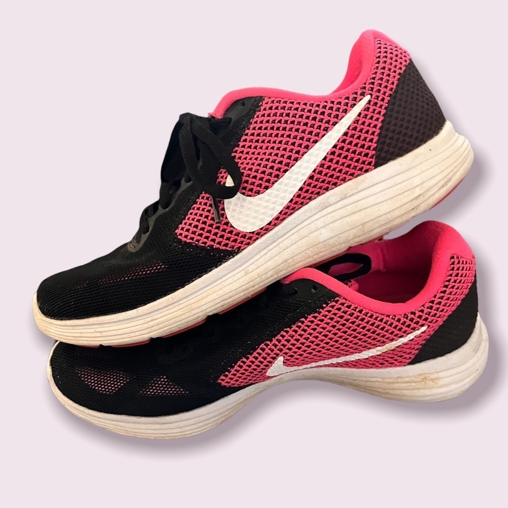Nike revolution 3 Women athletic tennis shoes sneakers Sz 7.5, 7 1/2
